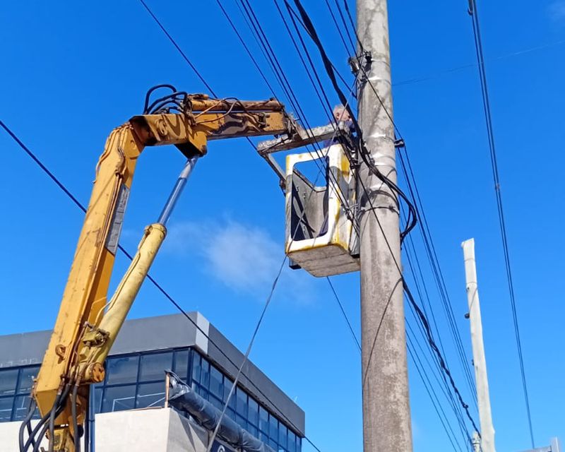 Un técnico de Netben trabajando en un poste de la zona